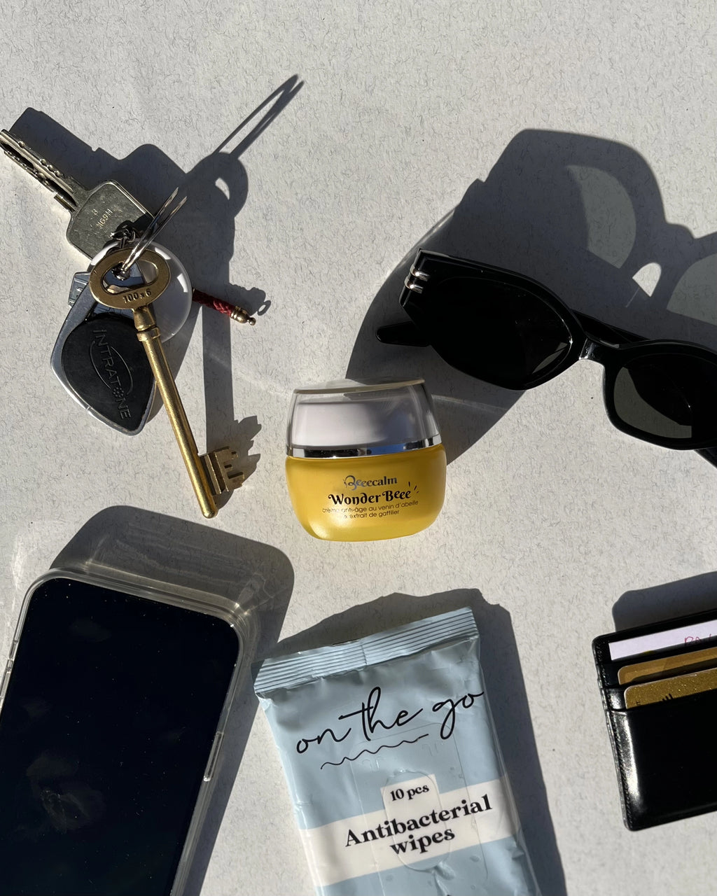 Photo lifestyle WonderBeee avec éléments sortant d'un sac