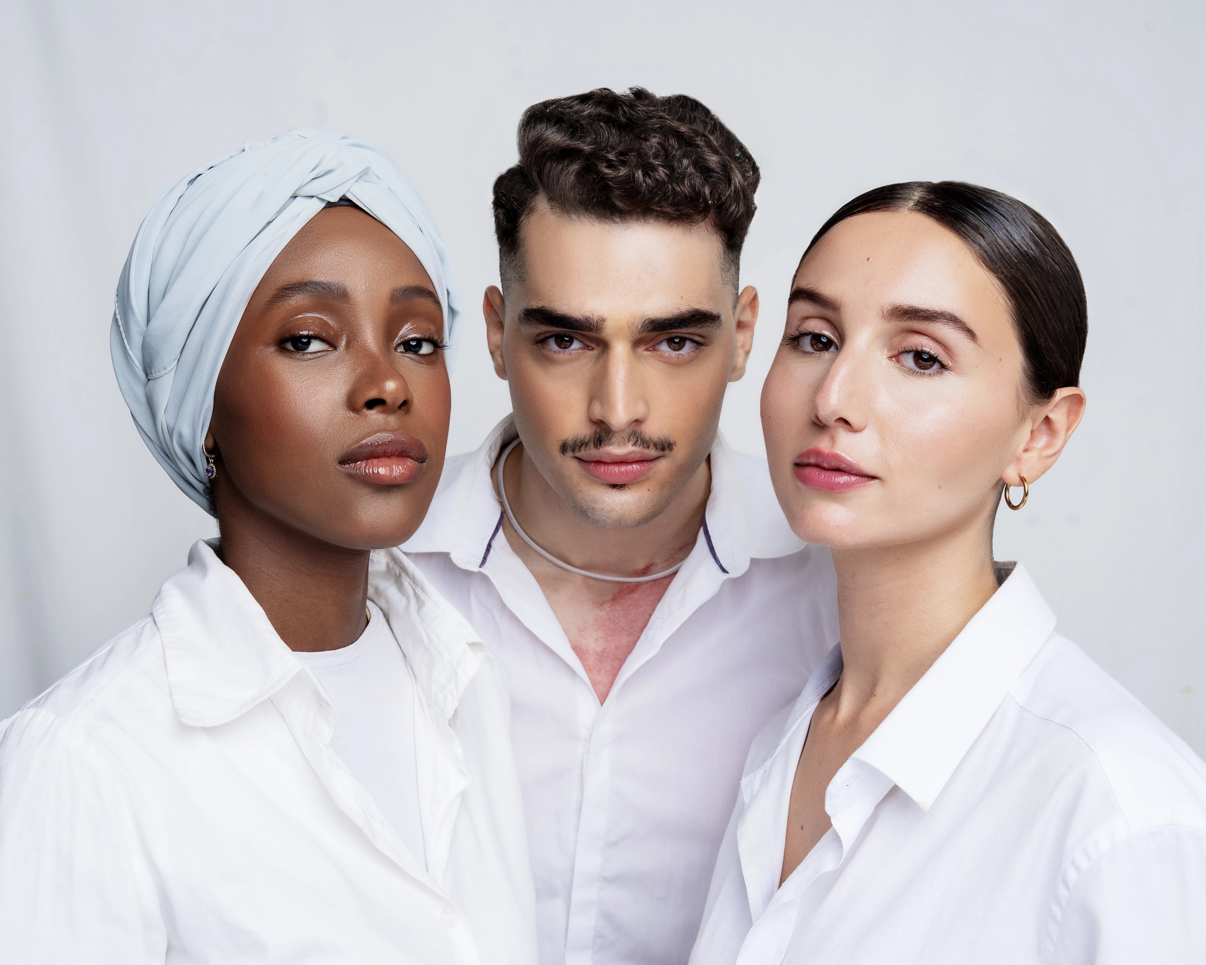 Models glowy skin pour le produit de soin naturel Beeecalm, texture douce et apaisante, format Desktop