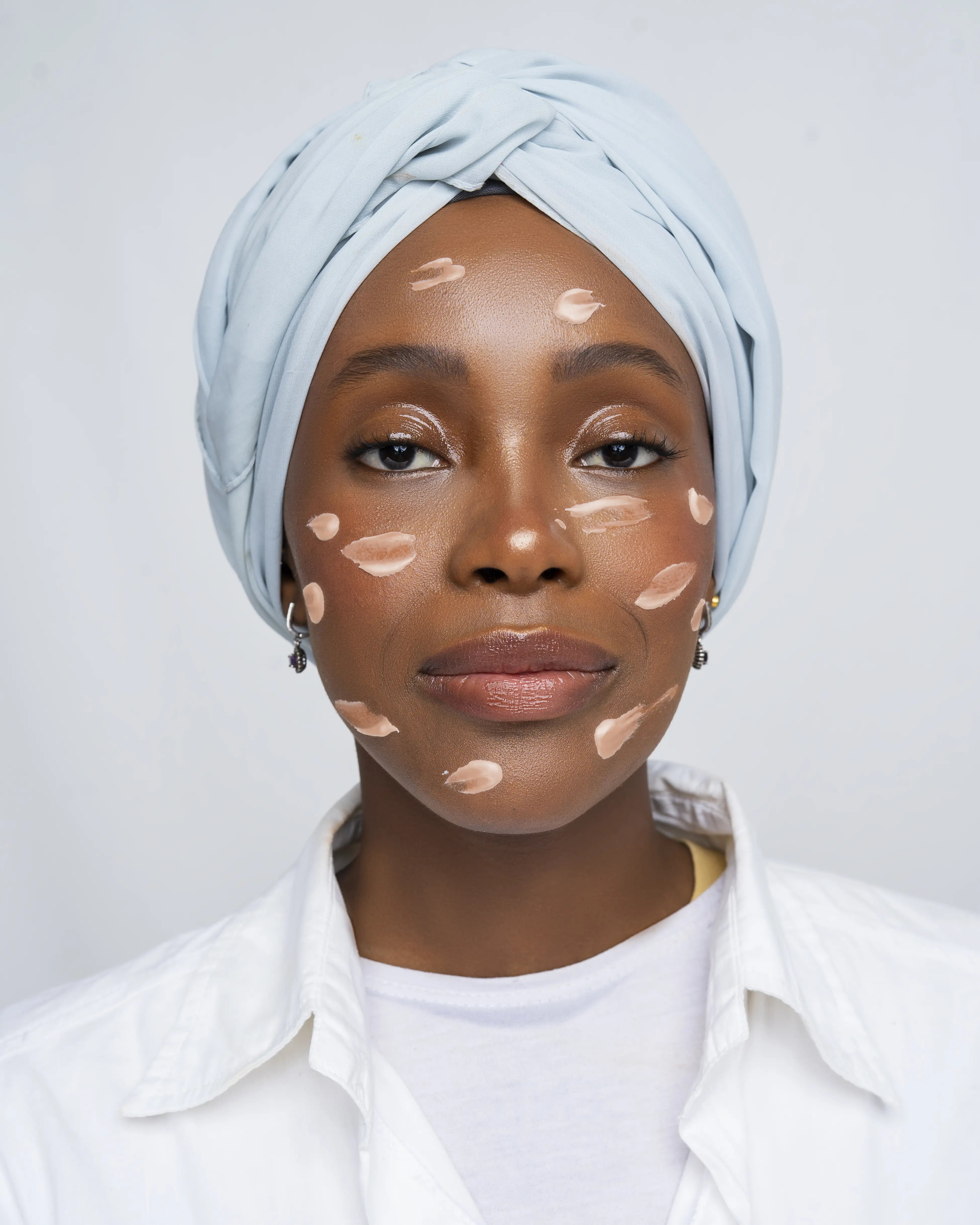 Modèle appliquant le produit de soin Beeecalm sur la peau, routine beauté naturelle