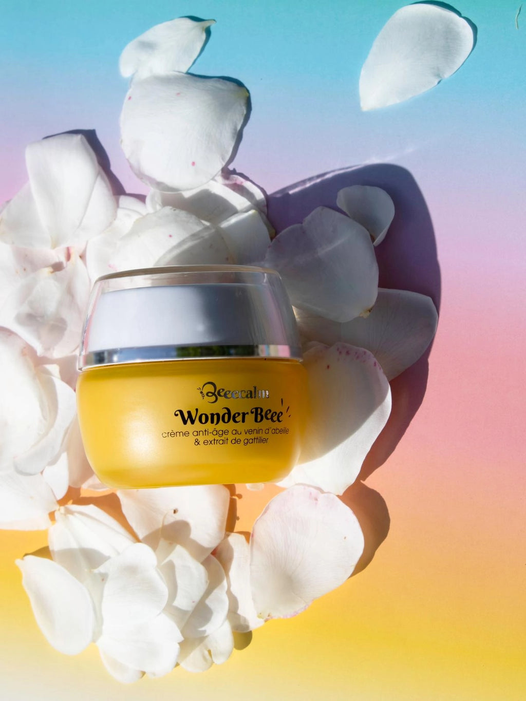 Pot WonderBeee lifeStyle avec arrière plan en couleur et pétales de fleurs 