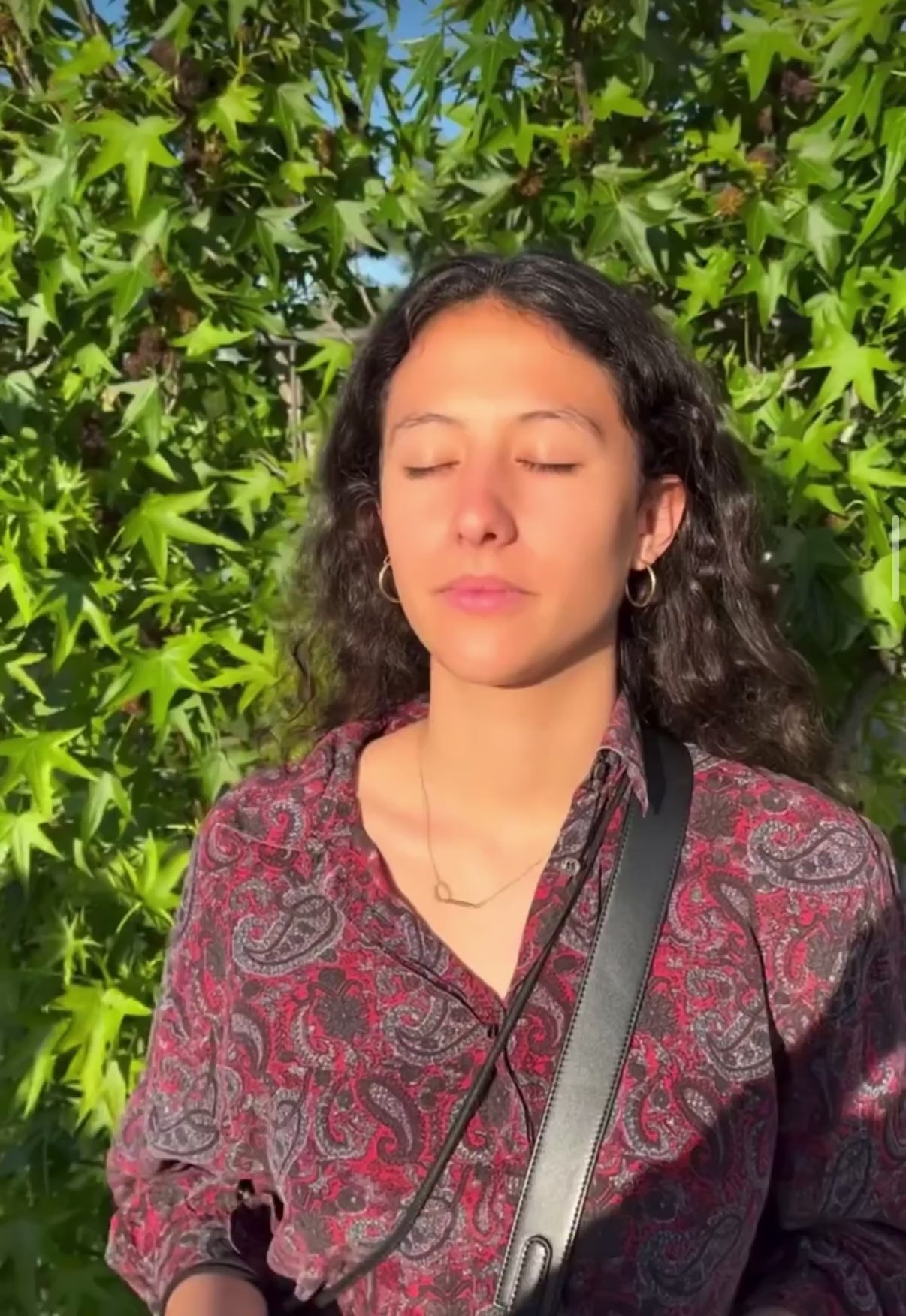 UGC video de femme utilisant la crème wonderbeee de Beeecalm dehors