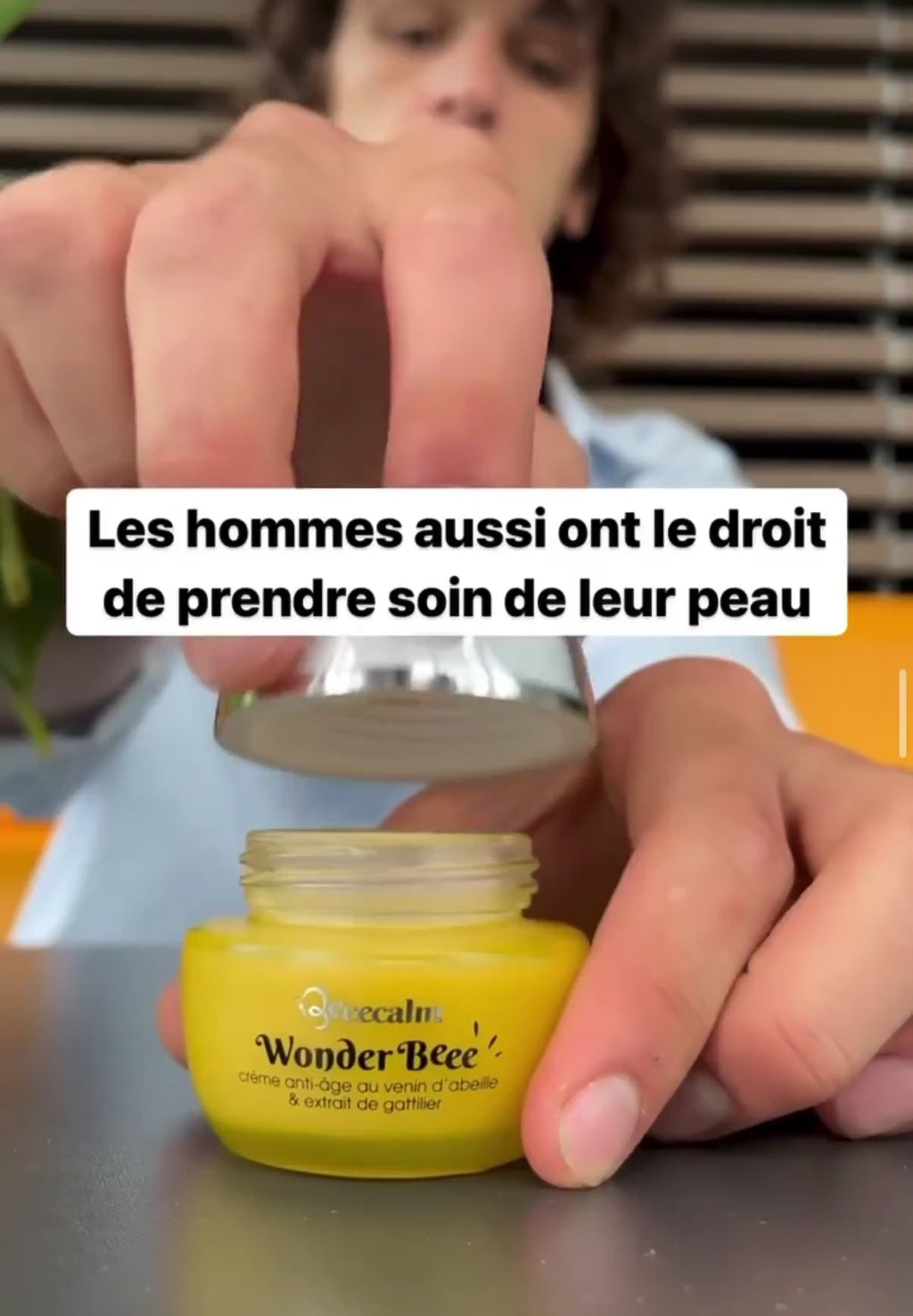 UGC wonderBeee beeecalm d'un homme avec le sourire 