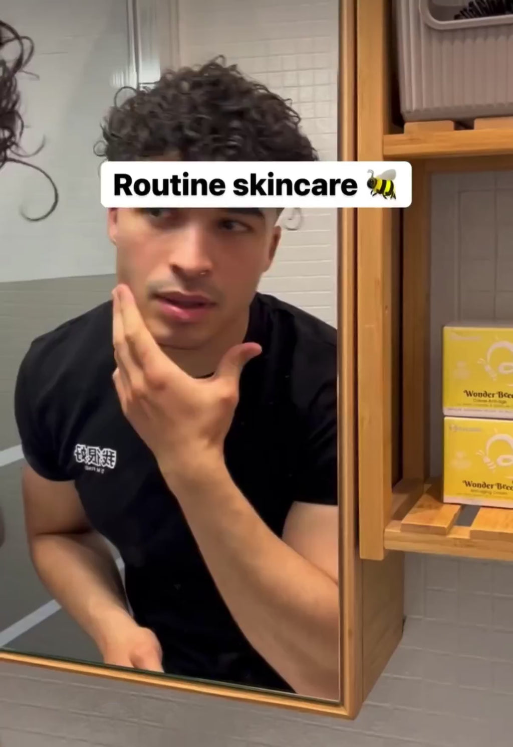 UGC video d'un homme utilisant WonderBeee de Beeecalm dans sa salle de bain